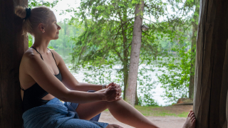 Nainen Kuusijärven savusaunan terassilla