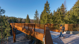 Uusi silta Sipoonkorven kansallispuistossa auringonlaskuvalossa.