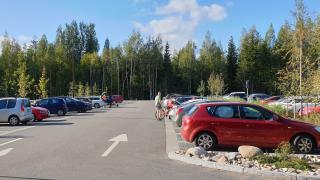 Autoja pysäköitynä Kuudsijärven pysäköintialueelle