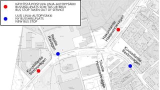 Mustavalkoinen karttakuva Kuussillantien ja Hakunilantien risteysalueelta jonne punaisilla ympyröillä merkitty poistuvat linja-autopysäkit ja sinisillä ympyröillä uudet linja-autopysäkit.