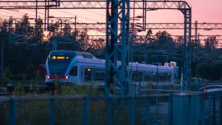 Juna kulkee hämärään aikaan. 