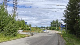 Kuva Fazerintien ja Lemmenkujan risteyksestä jossa työmaa-aidat laitettu kadulla rajaamaan työaluetta reunalla näkyy puita ja voimalinja.