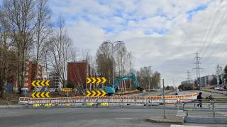 Työmaa-aidat katkaisevat keväisen kadun. 