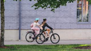 Kaksi nuorta pyöräilemässä. 