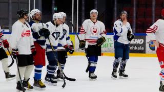 Jääkiekon pelaajia jäähallissa