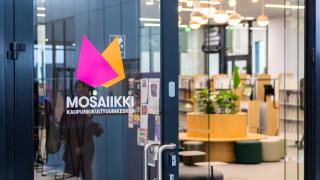 Etualalla lasiovessa oleva Kaupunkikulttuurikeskus Mosaiikin puna-oranssi logo.