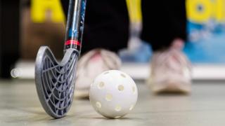 Salibandypallo ja -maila.