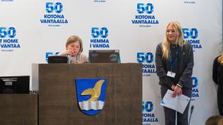 Alakoululainen puhuu Vantaan kaupunginvaltuuston salissa Vaikuttajapäivässä.