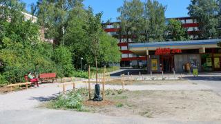 Uusi pieni kaupunkiaukio Maalinauhantien Alepan edustalla.