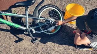 Lapsi pesee polkupyörää Leinelän päiväkodin pihalla.