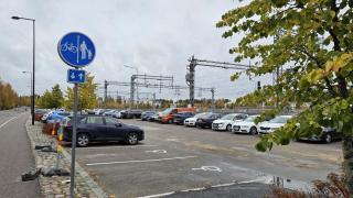 Pysäköintialueella autoja.
