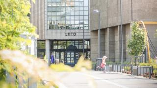 Monitoimitila Liito kävelytien päässä.