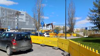 Pysäköintialueella keltaisia työmaa-aitoja.