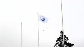 Lippu nousi salkoon Tikkurilassa.