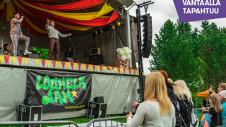 Yleisö katsoo lavalla olevat esiintyjät.