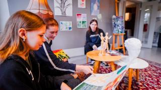 Nuoret taiteilevat taidetyöpajassa Vernissassa.