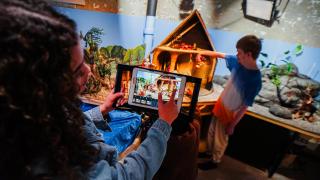 Kaksi nuorta kuvaa animaatioelokuvaa. 