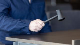 Kuvassa henkilö kokouksessa