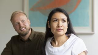 Kaksi asiantuntijaa neuvotteluhuoneessa.