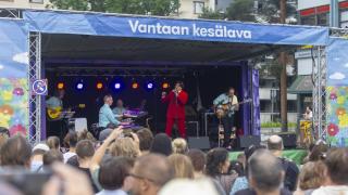 Esiintyjä Vantaan Kesälavalla.