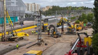 Ratikan työmaa Tikkurilan asemalla. 