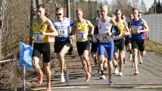 Maastojuoksijoita kilpailussa