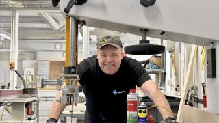 Kalustonkunnostaja Markku vannesahaa huoltamassa.