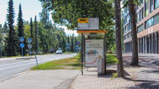 Bussipysäkki Martinlaaksontien varressa.