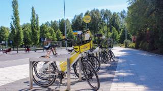 Kaupunkipyöriä telineessä Martinlaaksossa. 