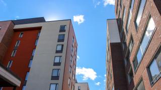 Kerrostalojen julkisivuja Martinlaaksossa