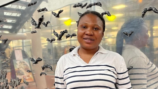 Mary Bunmi Oyekunbi hymyilee kameralle.
