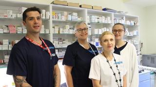 Sairaanhoitaja opiskelijoita sekä heidän ohjaajana toimiva sairaanhoitaja.