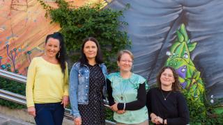 MEK-yhteisökehittäjien ryhmäkuva. Oikealta vasemmalle: Salli Allén, Mirja Varjoranta, Maria Jantunen ja Emilia Henttunen.