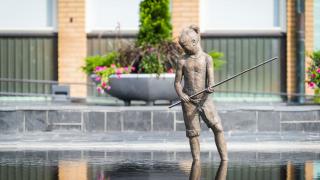 Patsas Vantaan kaupungintalon vesialtaassa