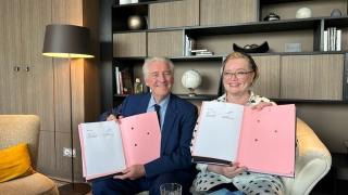 Kaupunginjohtaja Viljanen ja CEEVOn edustajan yhteistyösopimuksen allekirjoitustilaisuus