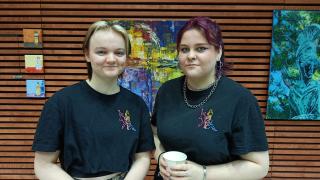 Kaksi musikaalityöryhmän opiskelijaa Tikurilan lukiossa.