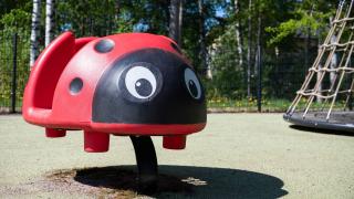 Leikkiväline leikkipaikalla. 