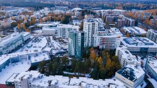 Myyrmäen keskustan Paalutori ja kerrostaloja lokakuussa 2023.