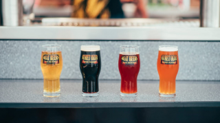 Neljä oluttuoppia tiskillä.