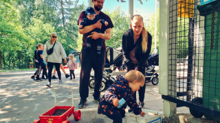 Jussi Korhonen ja Nanne Lähteenmäki tulivat Korson asukaspuistoon leikkimään ja ruokailemaan.
