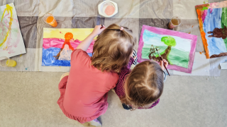 Eskarit maalaavat Keihäspuiston päiväkodissa.