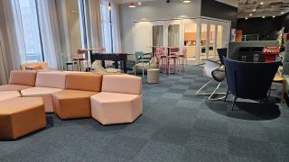 Värikäs istuinryhmä avoimessa tilassa. 