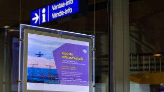 Valotaulu Tikkurilan Vantaa-infon edessä