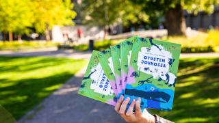 Käsissä on Otusten joukossa viisi kirjaa.