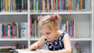 Barn på bibliotek.