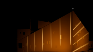 Tikkurilan kirkko valaistuna.