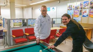 Pilvitoimiston Juha Kontuvirta ja Miikka Pystynen pelaamassa biljardia.