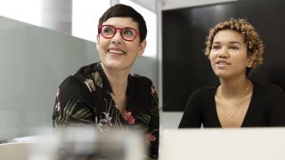 Kaksi asiantuntijaa tekee yhteistyötä.