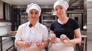 Vantaa 50 -leivoksen leipojat leivokset käsissään