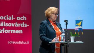 Ritva Viljanen lavalla.